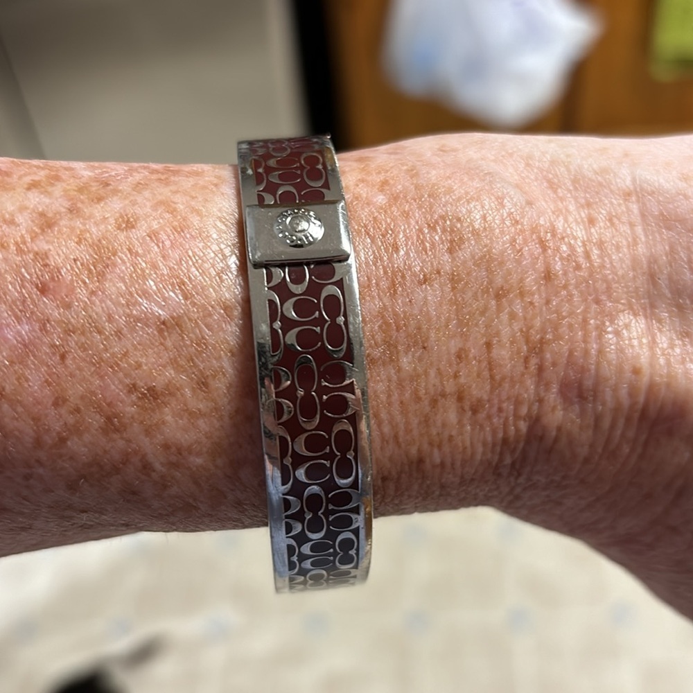 COACH Bangle Bracelet dark red/maroon Signature C Silver Tone Luxury - Picture 5 of 5